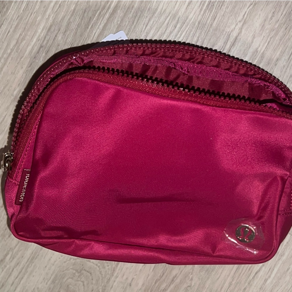 NWT Lululemon 2L Crossbody Belt Bag Rumble Berry Gold Hardware - Picture 4 of 8